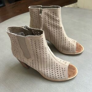 Toms size 9 women booties used